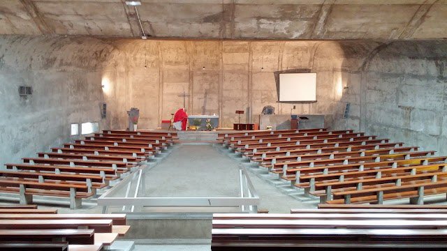 lefoudupuyy's tweet image. Fans de brutalisme, je vous présente l’Eglise sainte-Bernadette du Banlay à Nevers, classée monument historique :