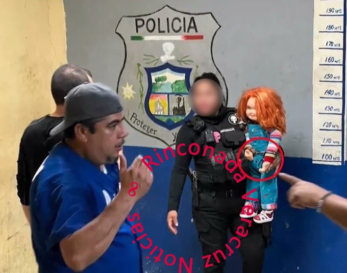 Chucky es arrestado.
La policía de Monclova esposó al muñeco , su dueño lo usaba para pedir dinero con un cuchillo real, en la foto 2 se aprecia como sonríe, burlándose de la autoridad
📷#Monclova #Chucky #Coahuila #ElMuñecoChucky #ElRegresoDeChucky  #CirculaEnRedes #soloenmexico