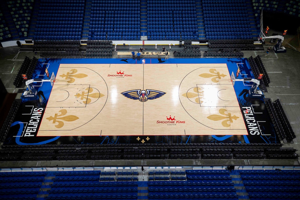 PelicansNBA's tweet photo. Fresh look at the new @SmoothieKingCtr court 👀

#Pelicans https://t.co/CBSrXoOuWc