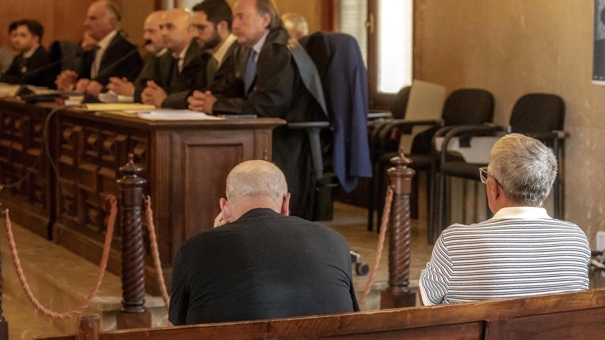wallstwolverine's tweet photo. Declarado culpable el anciano que mató a un ladrón que asaltó su casa en Mallorca. 

El fiscal reclama una pena de tres años y nueve meses de cárcel para Pablo Rigo, de 83 años, pero el jurado popular contempla la posibilidad de solicitar el indulto total o parcial. https://t.co/GUHvNQM0yS