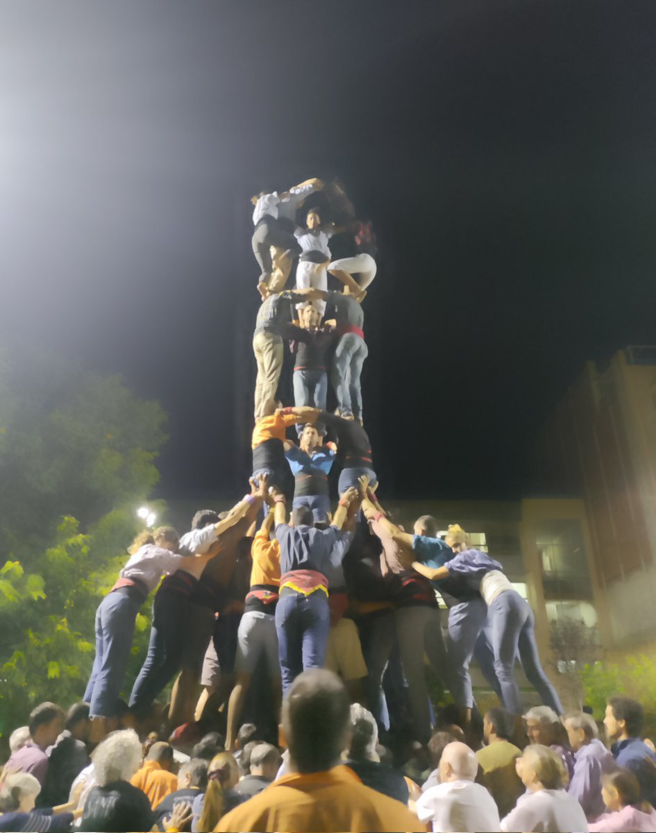 borinots's tweet photo. Grans assajos que marquen el futur immediat de la Colla.

Aquest és el camí. 💪 #castells https://t.co/3ceaLuVXtJ