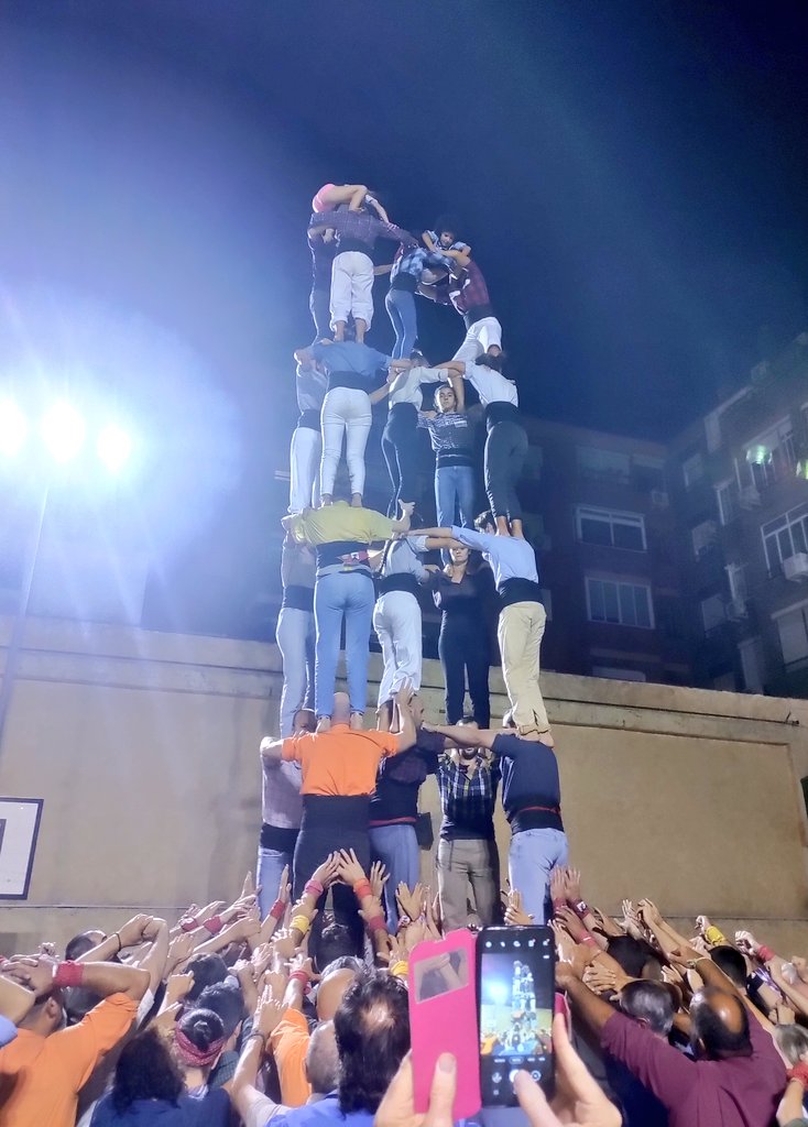 borinots's tweet photo. Grans assajos que marquen el futur immediat de la Colla.

Aquest és el camí. 💪 #castells https://t.co/3ceaLuVXtJ
