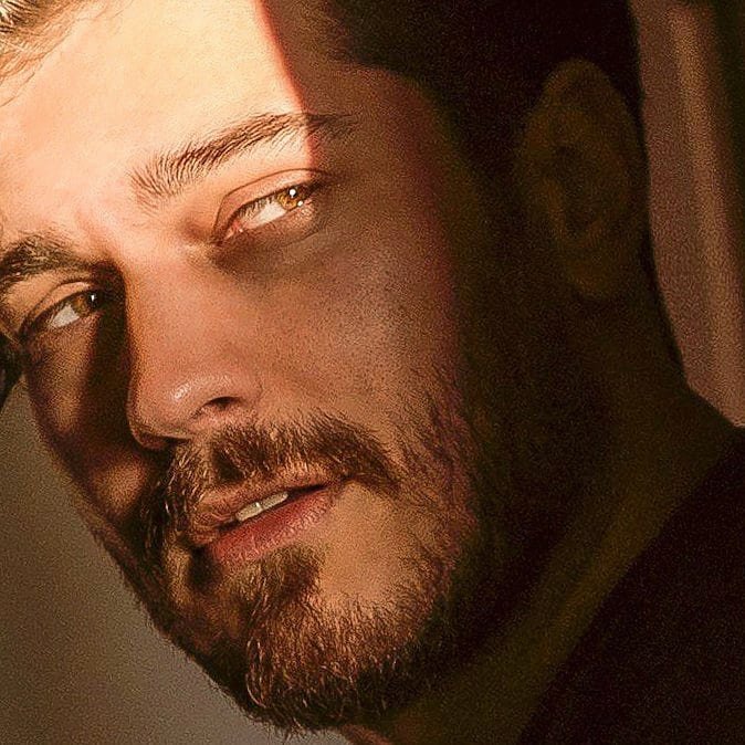 Iyi ki doğdun #ÇağatayUlusoy que la vida te de éxitos y sonrisas siempre❤