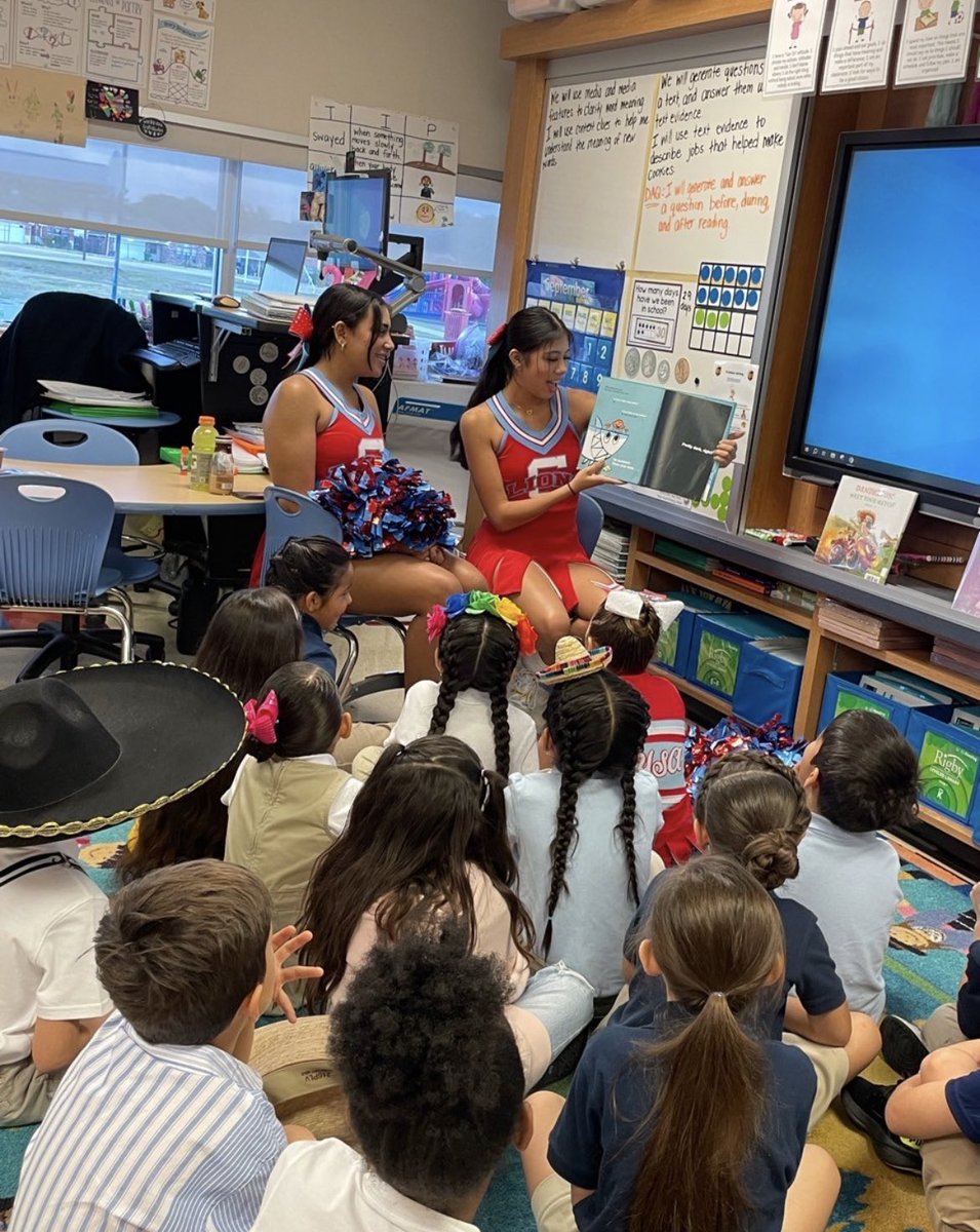 Great way to start our Friday morning!!🤩🤩 

#CastleberryISD #CastleberryCheer #CastleberryLions