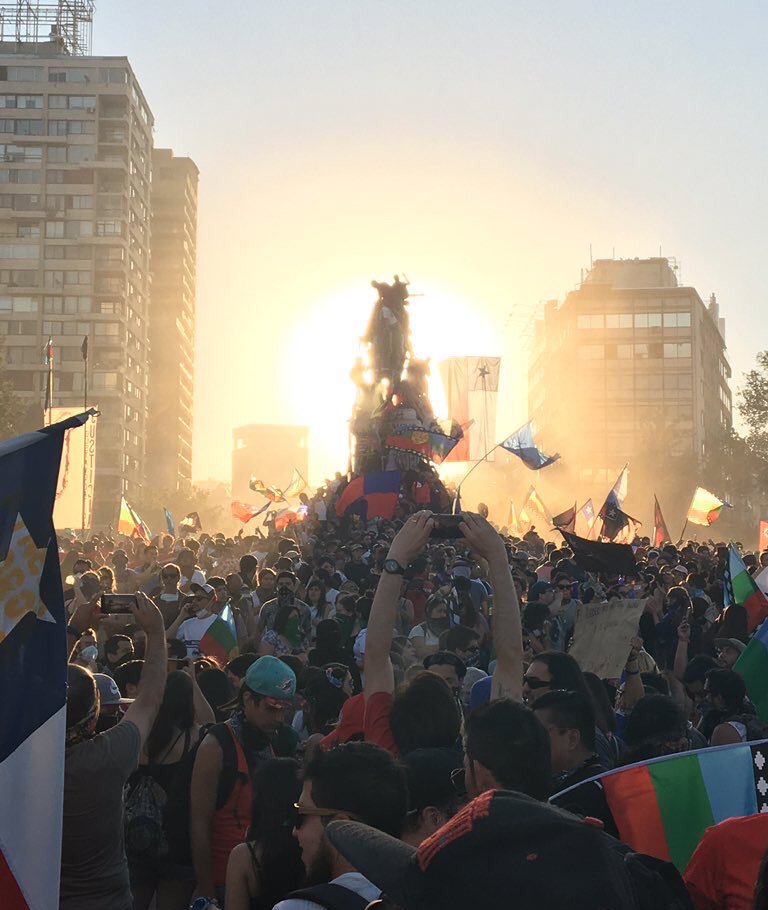 andres20ad's tweet image. No saber distinguir entre un Golpe de Estado y un Estallido Social refleja el bajo nivel intelectual de Sebastián Piñera. En un Golpe se usan las armas para derrocar al gobierno. En un Estallido el pueblo sale a las calles para reclamar por el abuso de una sociedad corrupta.