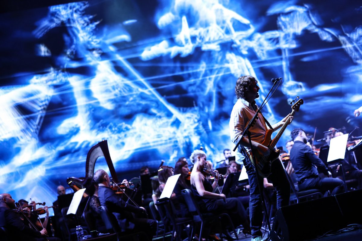 mvoofficial's tweet photo. dün gece. 🎻
#morveötesisenfonik 
📸: @eyeoftheipo https://t.co/p4fmsZwpwh
