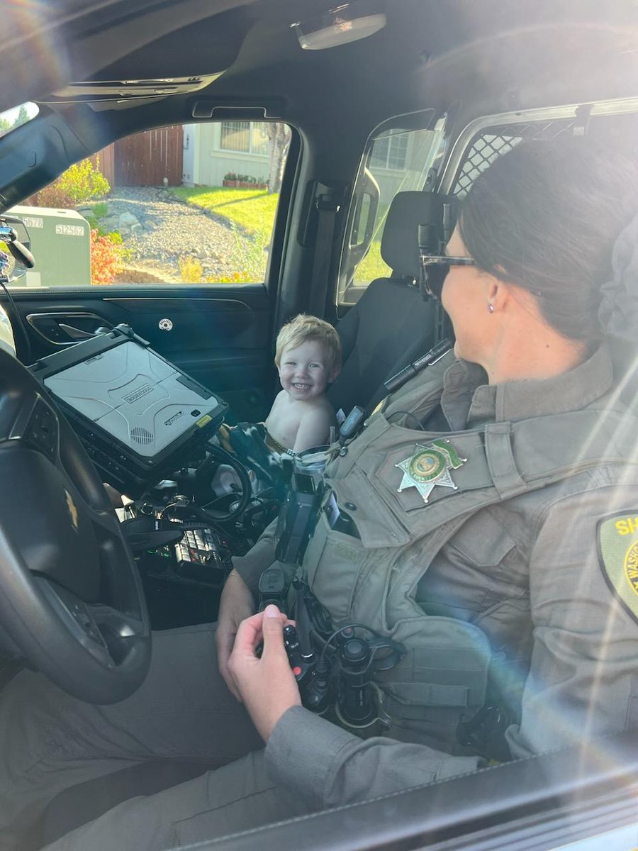 WashoeSheriff's tweet image. Thanks to some helpful neighbors and our WCSO patrol deputies, this little one was quickly reunited with his family after wandering away from home.

Great work by our deputies, who proudly serve our wonderful community with care and compassion.
#commitmenttocommunity