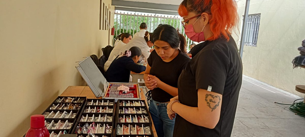 IsssteJalisco's tweet photo. Esta mañana personal de Equipos Comunitarios en Salud ECOS para el Bienestar #IsssteJalisco acuden al Instituto Médico Social El Refugio, para otorgar servicios médicos de primer contacto. Se brindaron servicios gratuitos. #NuevoIssste #TransformandoAlIssste https://t.co/wKipfYSpjg
