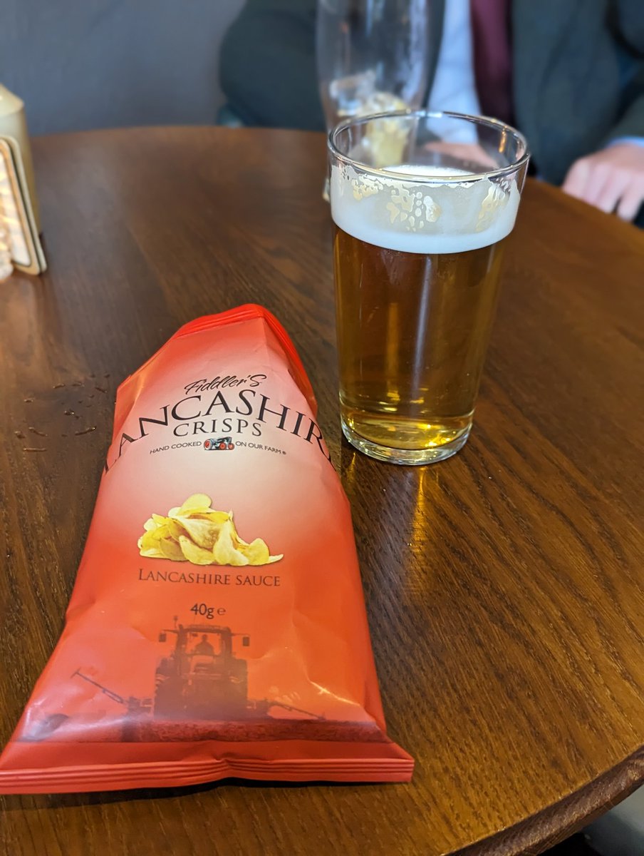 Now that's how to do a school pick up pit stop. Pint of @Moorhousesbrew Witch Witch (appropriate in the shadows of Pendle Hill) and @lancashiresauce flavour crisps. Proper northern fuel that 👍🏻 @aspinallarms