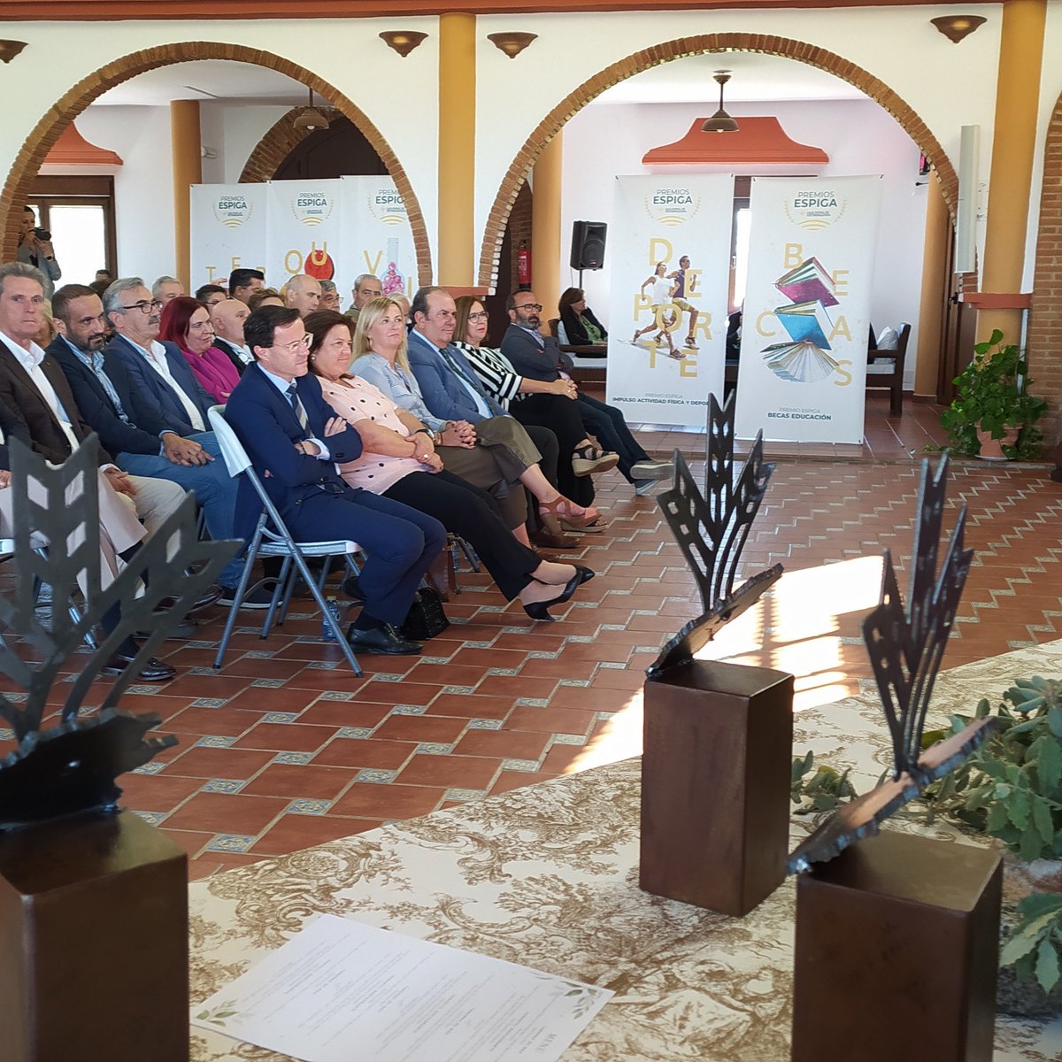 quesodeacehuche's tweet photo. Hoy se celebraron los 25 años de los Premios Espiga de @CajaRuralEx con la participación  de las 12 DOPs y las 4 IGPs de #Extremadura. https://t.co/AoFRPzKIve