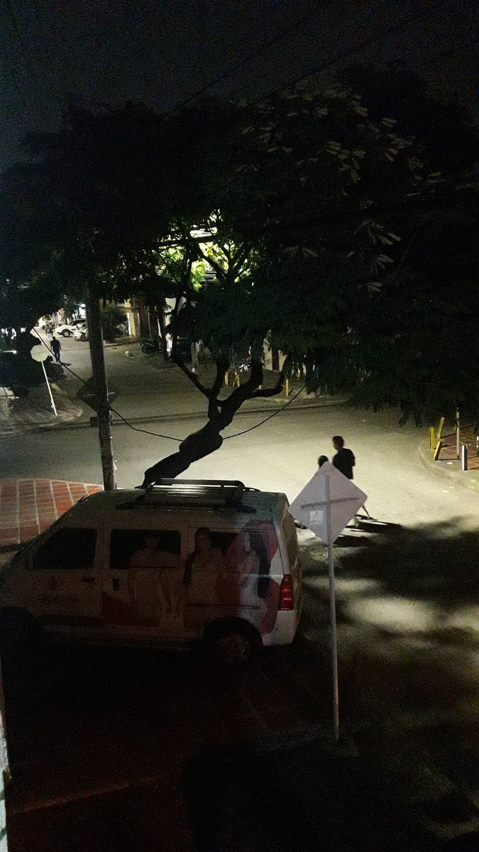 c_aragon10's tweet photo. @EMCALIoficial  Buenas tardes, solicito por favor poda de arbol urgente que obstruye luminaria en el barrio junín Calle 12A #23-14 esquina, se han hecho distintas solicitudes y no han sido resueltas. Genera oscuridad e inseguridad en el sector, adicional, está dañando el piso. https://t.co/ugD8U7fyB5