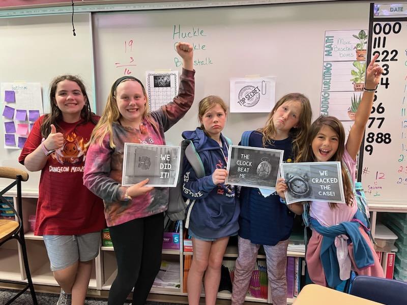 PullmanSD's tweet image. 📜 Our teachers are basically wizards! ✨ Mrs. Adam&apos;s fifth-grade class of superstars dove headfirst into a Constitution-themed Escape Room adventure last week, and guess what? Recess was so &quot;last-season&quot; for these puzzle-solving pros! 🧩🕵️‍♂️ #ClassroomMagic #EscapeRoomGeniuses