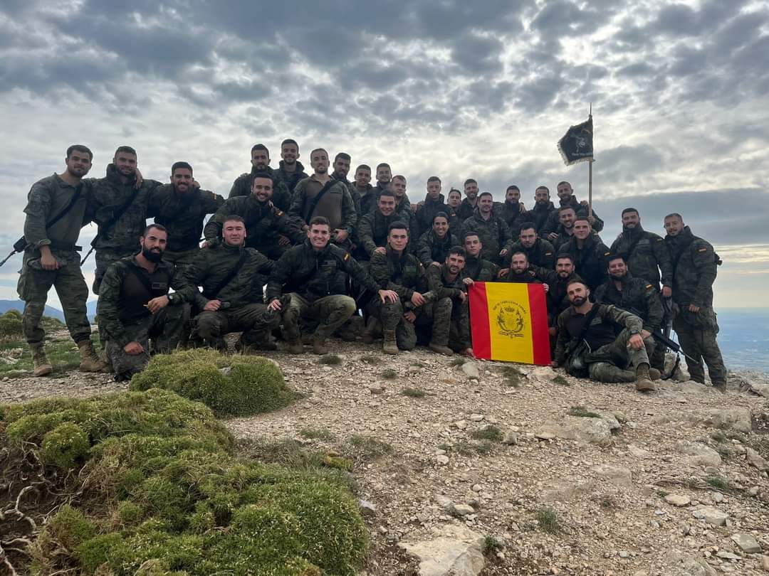 FUTER_ET's tweet photo. Los lanceros del Escuadrón Ligero del GCAC-R "Numancia" coronan las cumbres de la Sierra de Guara, tras una dura marcha al galope. #España_11 #Caballería
"Sin motivación no hay sacrificio, sin sacrificio no hay exito" https://t.co/Ct2lNCgPFG