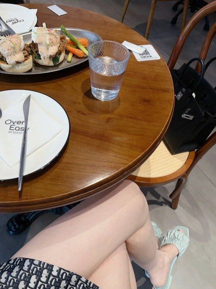 regiendrakece's tweet image. Shopping with friends and eating bread😍😍😍