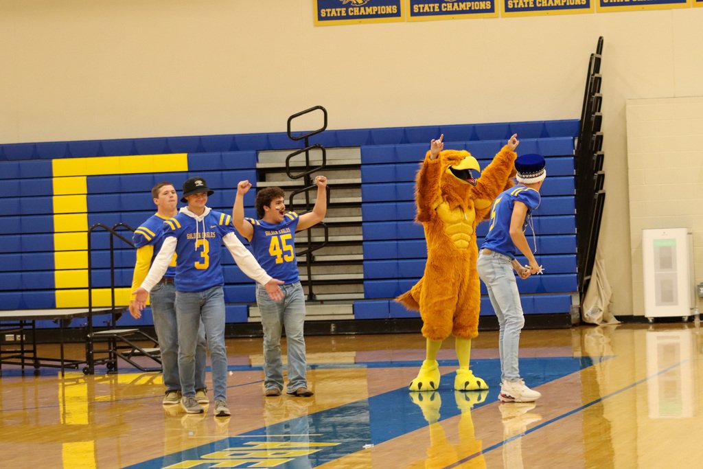 Today was an exciting day of homecoming events, including the Simmons Middle School Parade, Holgate Homecoming Games and CHS pep rally! Come cheer on the Eagles at 7 p.m. tonight! More photos here: my.walls.io/ASD61 #GoldenEagleHomecoming #AberdeenPublicSchools #GoEagles