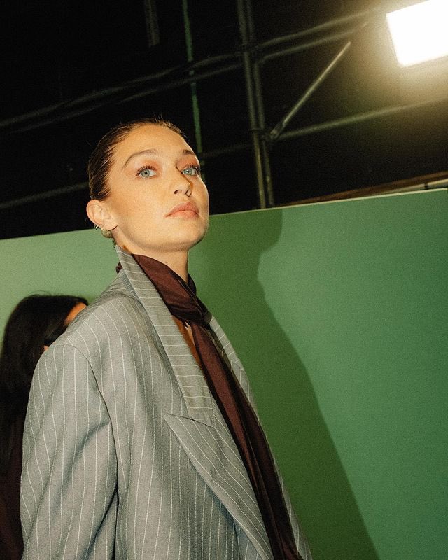 GigiHadidInfos's tweet photo. Gigi Hadid Backstage at the Boss Fall Winter 2023 fashion show in Milan. Photographed by Rafa Leforte https://t.co/L1vof217t1