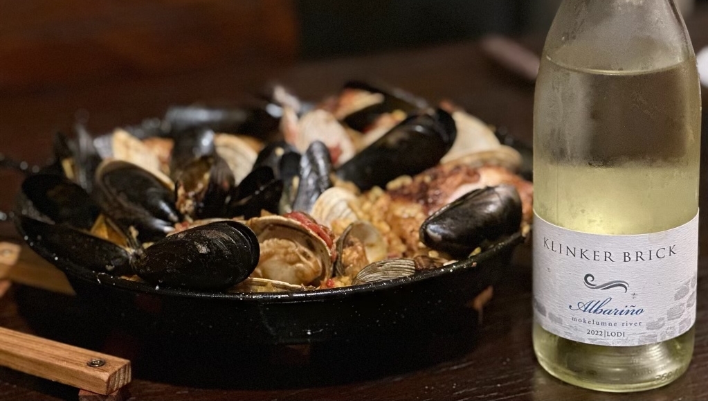 On this final day of summer, we thought we would highlight this recipe as we savor the last bits of the sunny season. ✨ Our beloved Albariño, a refreshing Spanish varietal, pairs beautifully with Mediterranean-style mussels and clams.