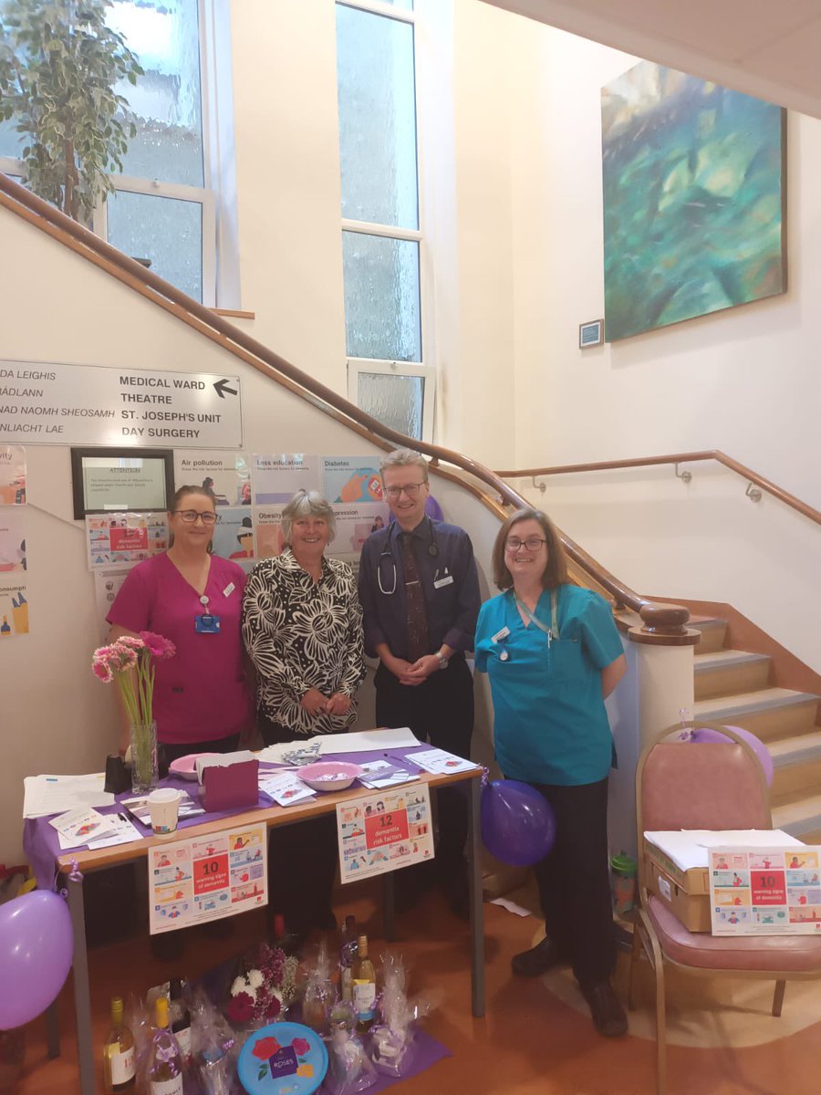 Our fabulous dementia nurse specialist team @bohane_teresa ANP and @annette90691382 CNS raising awareness around Alzheimer’s disease on #WorldAlzheimersDay with a stand providing information for staff, patients and visitors. @BridAOSullivan @MaureenMinihane @NoreenGalvin6 #sswhg