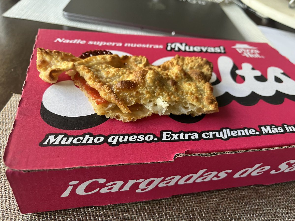 dangillx's tweet photo. @PizzaHut_Mexico Que onda con los melts?!?! Mala ejecución en tienda… ni mucho queso, ni más ingredientes! https://t.co/z0HYuLfPrK