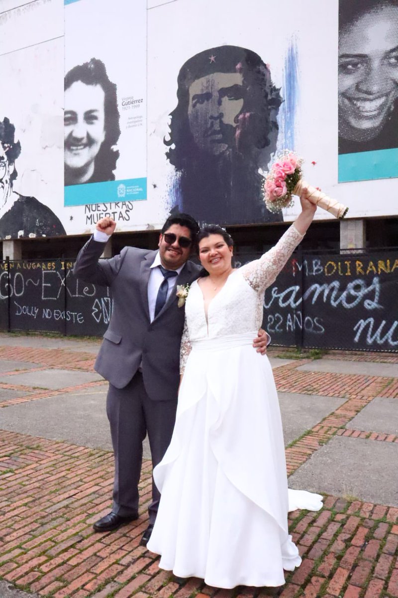<a href="/MemoriaUN/">Memoria UN</a> Nos casamos en la #UN como una homenaje a la casa en donde surgió el amor y lo fue fortaleciendo ✊🏼