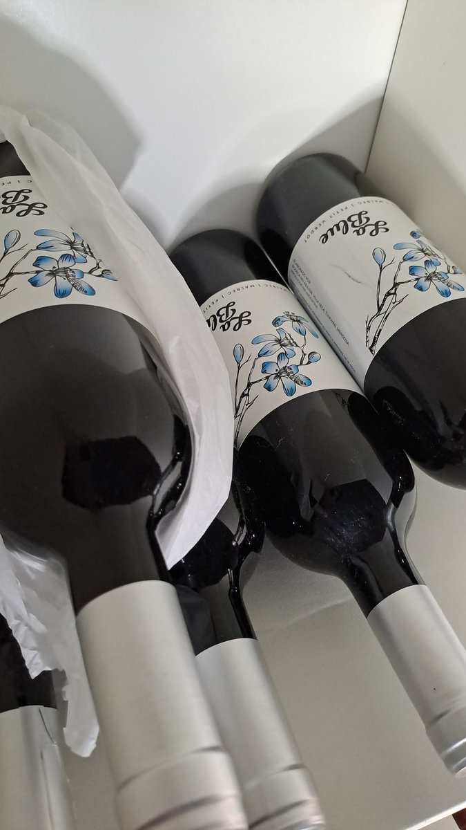 Acabo de escribir algo muy lindo sobre mi vino en IG vinoslablue, por si quieren pasar, así, como de reojo... #ViernesDePoesía