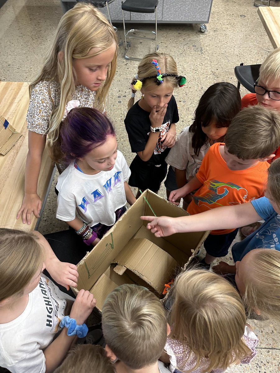 MrsConnors5's tweet photo. We read “It’s Not a Box” today. Then we headed to the Exploratorium and transformed our boxes! They loved sharing their “not a boxes.” @HESHawksSVVSD https://t.co/POgYy3opWc