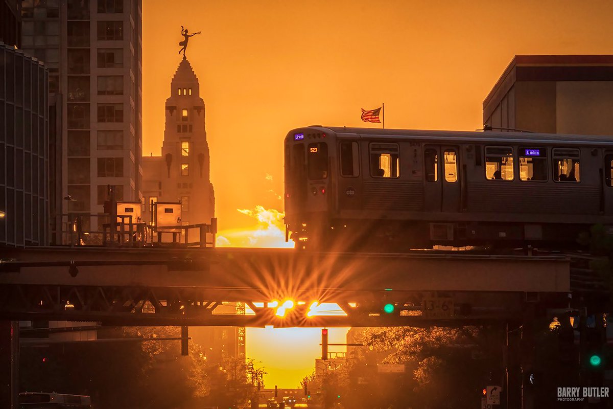 CTA-Henge.  Sunset during the Chicagohenge time.  #chicago #autumnalequinox