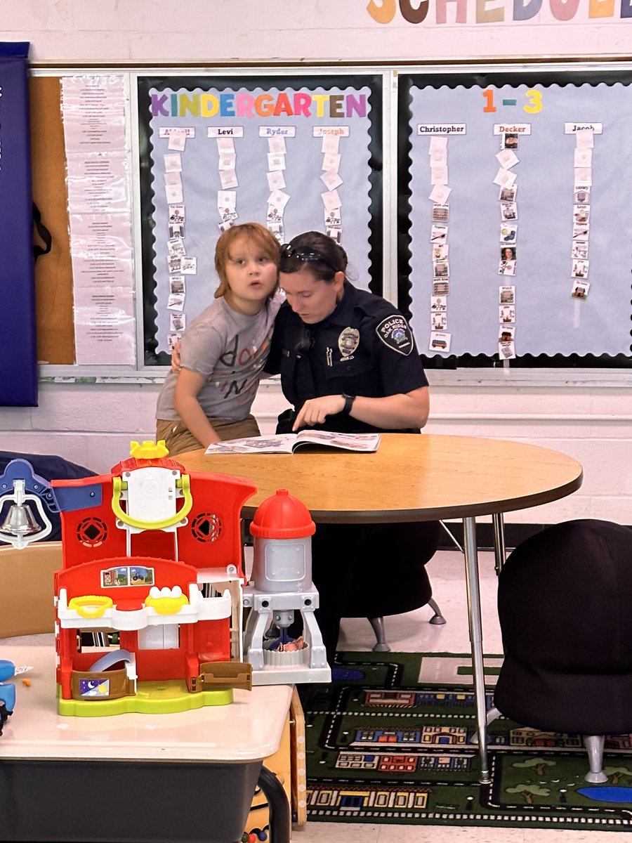 bethany_newcomb's tweet photo. We LOVE when Officer Askren visits CDC!! ❤️❤️❤️❤️ @WBESbears https://t.co/CXyUTwgMNH