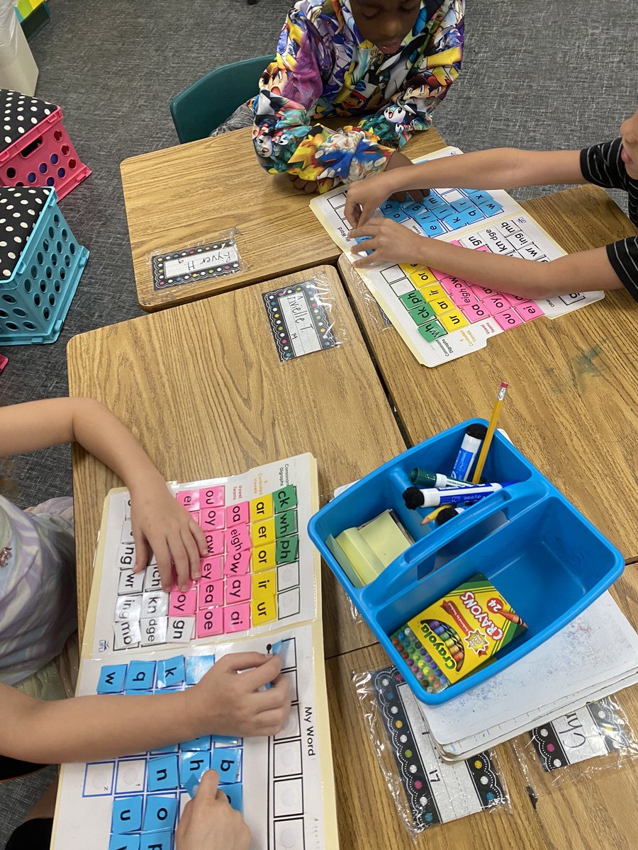 justcallmemsr's tweet photo. Incorporating these interactive mats into our Word Work portion of UFLi has made such a difference already for my students grasp on sound knowledge! The Velcro dot sound and team building is a fun bonus too!! 📝@HCPSForestHills @UFLiteracy https://t.co/XSvXoRckRj