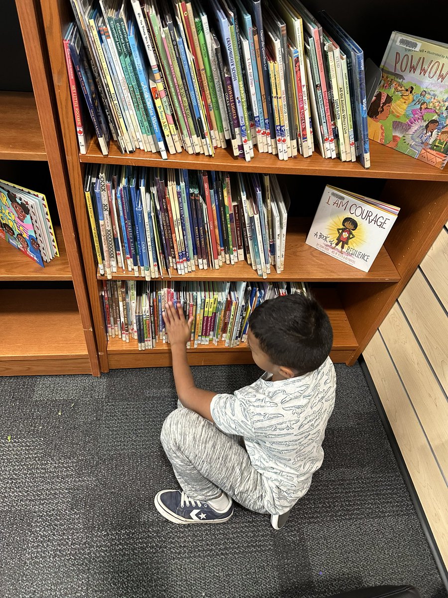 MsDellUnto's tweet photo. Today was our 2nd visit to the library! Students were so excited to sign out some more books! We found cozy spots in the library and started reading @DesmondHDSB https://t.co/GBq2BhmQO0