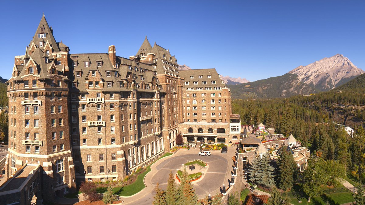 It's a beautiful day here at the Castle!

As sweater weather is just around the corner, we are savoring these warmer days while they last. 🌞