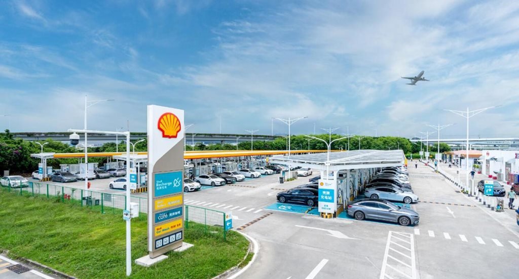 E_Motor_News's tweet photo. ⚡️Shell inaugurated its largest electric vehicle charging station with 258 terminals on September 19th in Shenzhen, China.

@Shell #EV #ChargingStation
#MarcoLoglio #theEMNteam

Read more⤵️
🔗https://t.co/nG59eN0xzh https://t.co/l1InT4QJm5