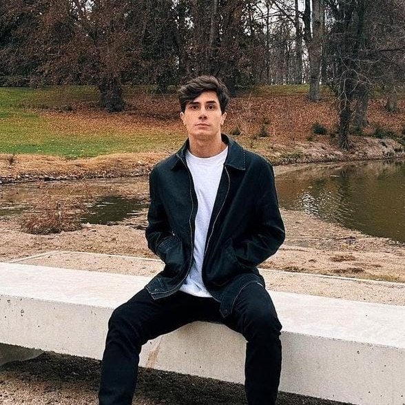 realitasnews's tweet image. Pac (Tarik Paccagnan)

Nascido em 26 de julho de 1995, Pac é um streamer e criador de conteúdo no canal TazerCraft.

Ele entrou no universo na one-shot com criadores globais, &quot;Quarentena&quot;, como Diego Thalles.

twitch.tv/tazercraft
twitch.tv/peqitw