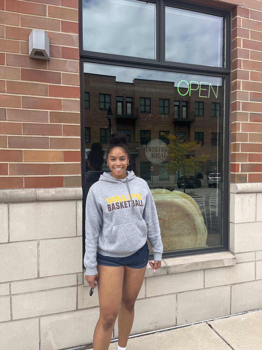 SchaekelGrace's tweet photo. Fav spots on campus 😁😁
Olivia Sims - “twisted sugar is one of my favorite spots on campus. The drinks and cookies are so good!!”

Mine would have to be founders were I get to eat breakfast, lunch, and dinner with the best team ever!!!
#ValpoJournos https://t.co/9Wy2OJ63Pl