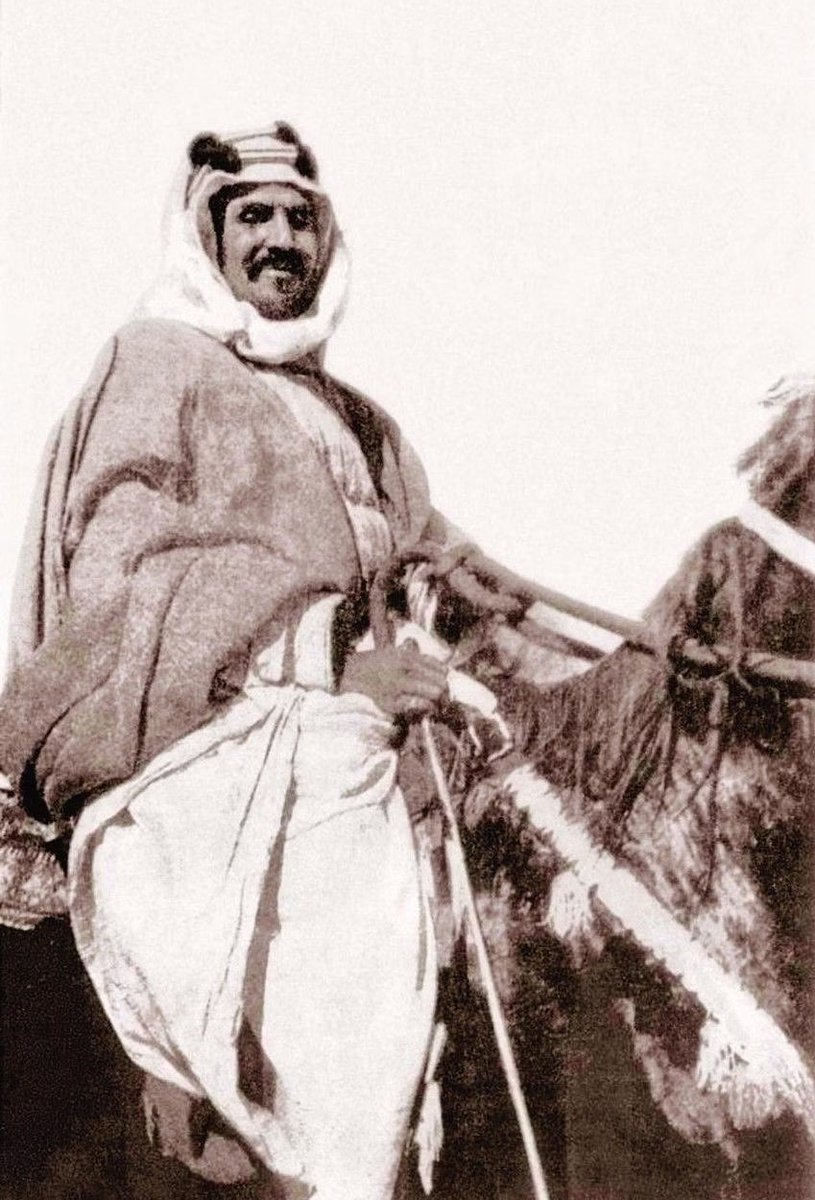 آخر فارس أسس دولته على صهوة جواده 
القائد الذي أنصفته الجغرافيا قبل أن ينصفه التاريخ 
وأعظم ملوك الأرض في العصر الحديث 
- رحمه الله وطيب ثراه- 
#اليوم_الوطني_السعودي_93