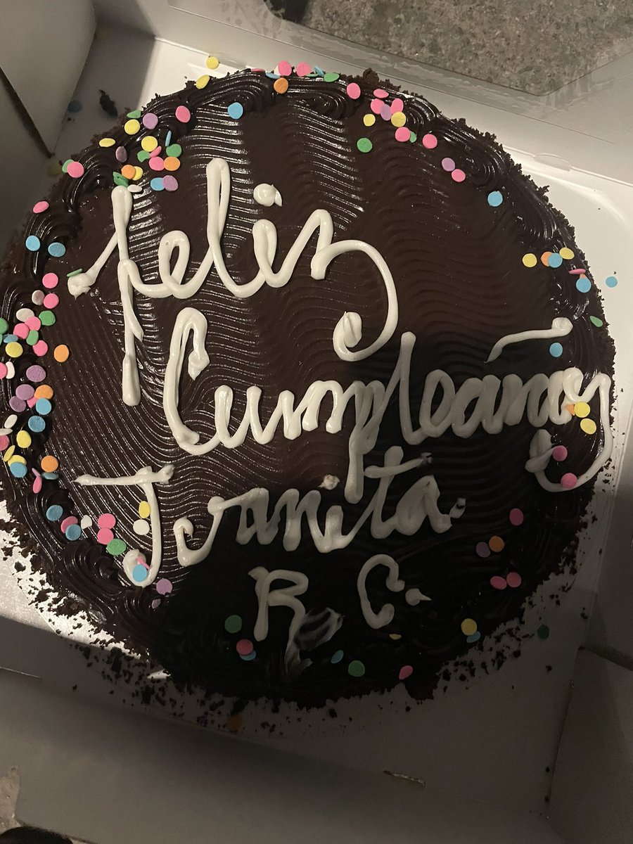 RicardoCortesM's tweet photo. Quiero felicitar a mi querida amiga, Juanita Martinez quien el pasado viernes cumplió años; quiero reconocer su labor como gestora

Para ella soy el Rey de los pasteles y bueno  pues a manera de reconocimiento me tomé la libertad de traerle un presente. 

¡Feliz cumpleaños 🎁 https://t.co/sdfqpjLiwN