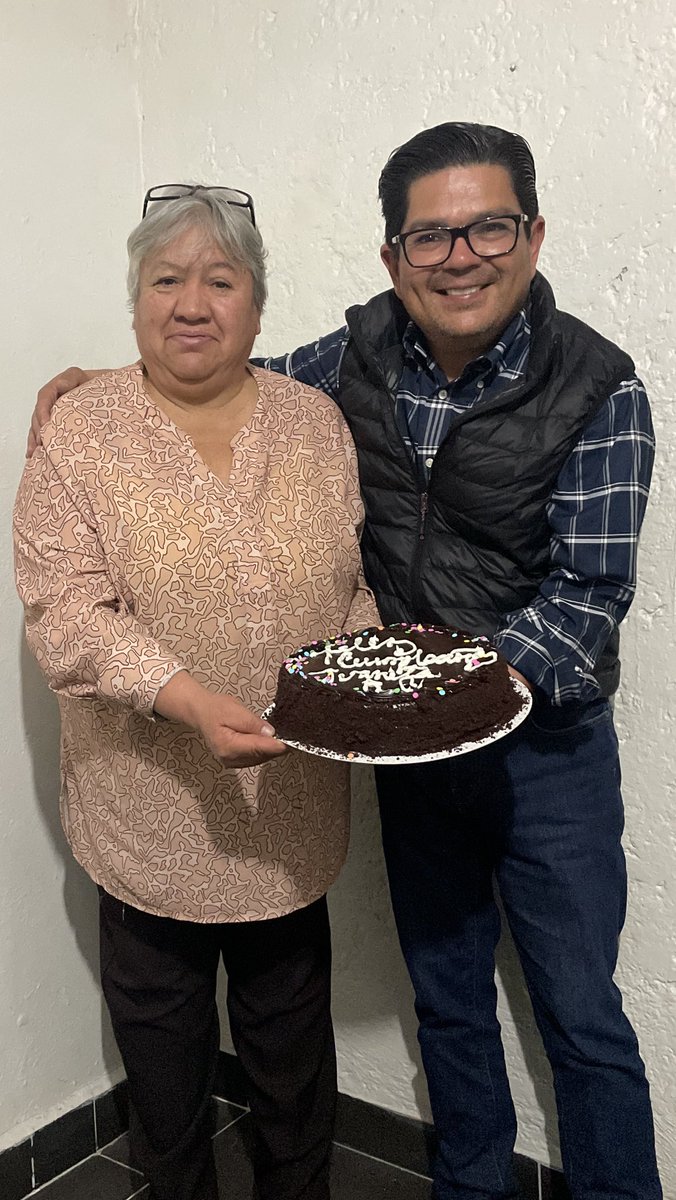 RicardoCortesM's tweet photo. Quiero felicitar a mi querida amiga, Juanita Martinez quien el pasado viernes cumplió años; quiero reconocer su labor como gestora

Para ella soy el Rey de los pasteles y bueno  pues a manera de reconocimiento me tomé la libertad de traerle un presente. 

¡Feliz cumpleaños 🎁 https://t.co/sdfqpjLiwN