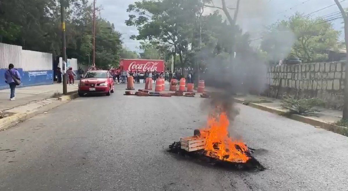 CentralQNoticia's tweet photo. Normalistas exigen con quema de llantas y actos vandálicos la liberación de sus compañeros detenidos
Futuros maestros queman llantas en el bloqueo que mantienen en la Calzada San Felipe del Agua a la altura del #CRENO, además vandalizaron unidades de empresas transnacionales; exigen que sean liberados sus compañeros, quienes son menores de edad, los cuales fueron detenidos cuando secuestraban urbanos y saqueaban camiones de carga.
📸 Plataforma Informativa Oaxaca
#Noticias #Oaxaca