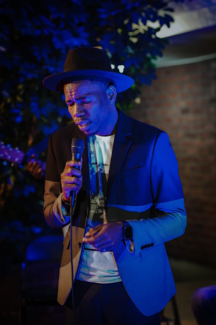 When the music hits the soul. 🎤

I had the pleasure of joining Maggie Kadrum to perform #Sabao at her listening session. What a night! 
Sabao…Sabao…🎶🎧

#SULLU #MaggieKadrum