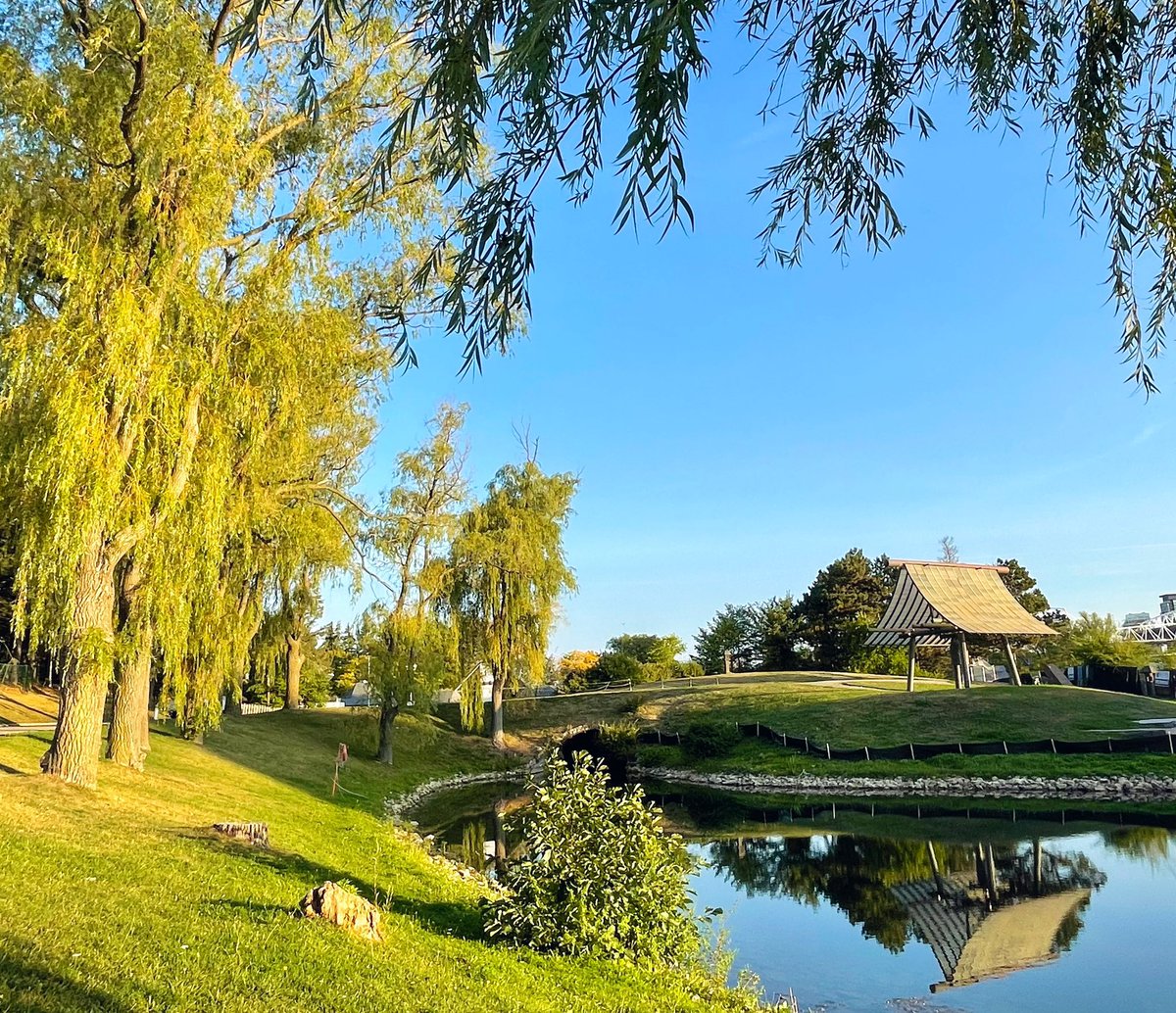 g_meslin's tweet image. Look at these photos, taken today by @ONPlace4All. Can you imagine, rather than using this as the starting point for an amazing park, bulldozing it, filling it with concrete, and enclosing it in a private indoor waterpark? What a lack of vision. What a disregard for heritage.