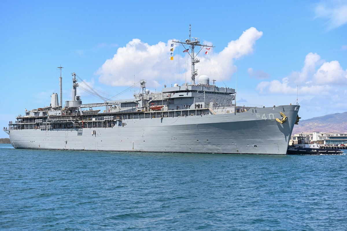 Welcome to #PearlHarbor, USS Frank Cable (AS 40)!
Cable, a submarine tender, forward-deployed to Guam, is tasked to repair, rearm, and re-provision submarines and surface vessels throughout the Indo-Pacific region. 
📸 MC1 Scott Barnes
@PacificSubs