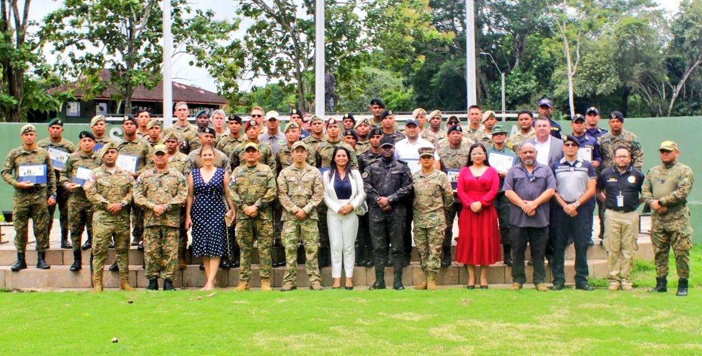 aeronavalpanama's tweet photo. Felicitamos al Cabo 2do. Nelson Perea quien ocupó el 1er. lugar 🥇del Curso Internacional e Interinstitucional de Tácticas Avanzadas de Combate #PANTAC, organizado por la @USEmbPAN . https://t.co/B2PiGKYwAb