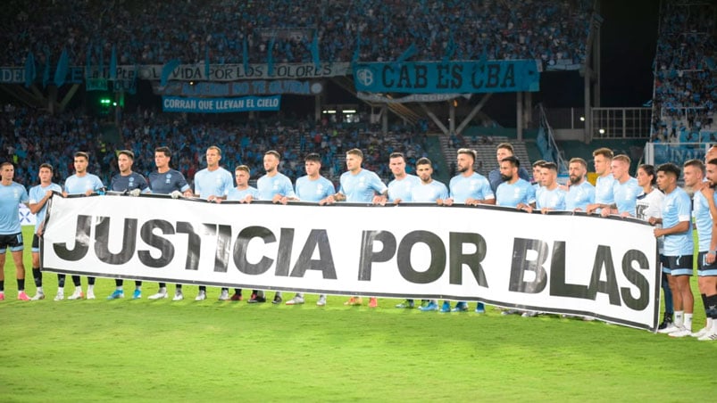 <a href="/solelaciar/">Sole Laciar</a> <a href="/blascorreas/">Blas Correas</a> O jovem foi assassinado na madrugada do dia 6 de agosto de 2020, após disparo iniciado por policiais que estavam na Av. Vélez Sársfield, em frente ao Complexo Pablo Pizzurno. Acompanhado de quatro amigos (Mateo, Cristóbal, Camila e Juan), Blas retornava de um bar em um Fiat Argo.