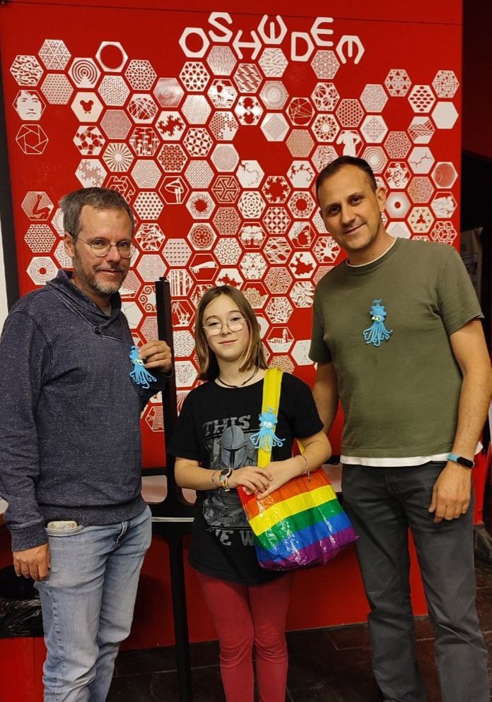 #EnElÚltimoBricoLabs Sara, Jorge y Pablo (Scrawny) terminaron su <a href="/OshwiPin/">OshwiPin</a> en <a href="/Brico_Labs/">BricoLabs</a> . Siguen apareciendo nuevos #pulpolovers 💙🐙💙