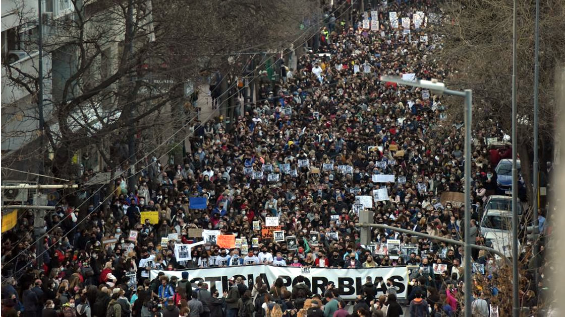<a href="/solelaciar/">Sole Laciar</a> <a href="/blascorreas/">Blas Correas</a> Por volta da meia-noite, quando voltavam para suas casas, ocupantes em uma moto tentaram assaltá-los e Juan Cruz (motorista do veículo) acelerou para fugir. Durante a fuga, Juan se deparou com policiais e, ao se assustar com os agentes armados, não parou no bloqueio policial.