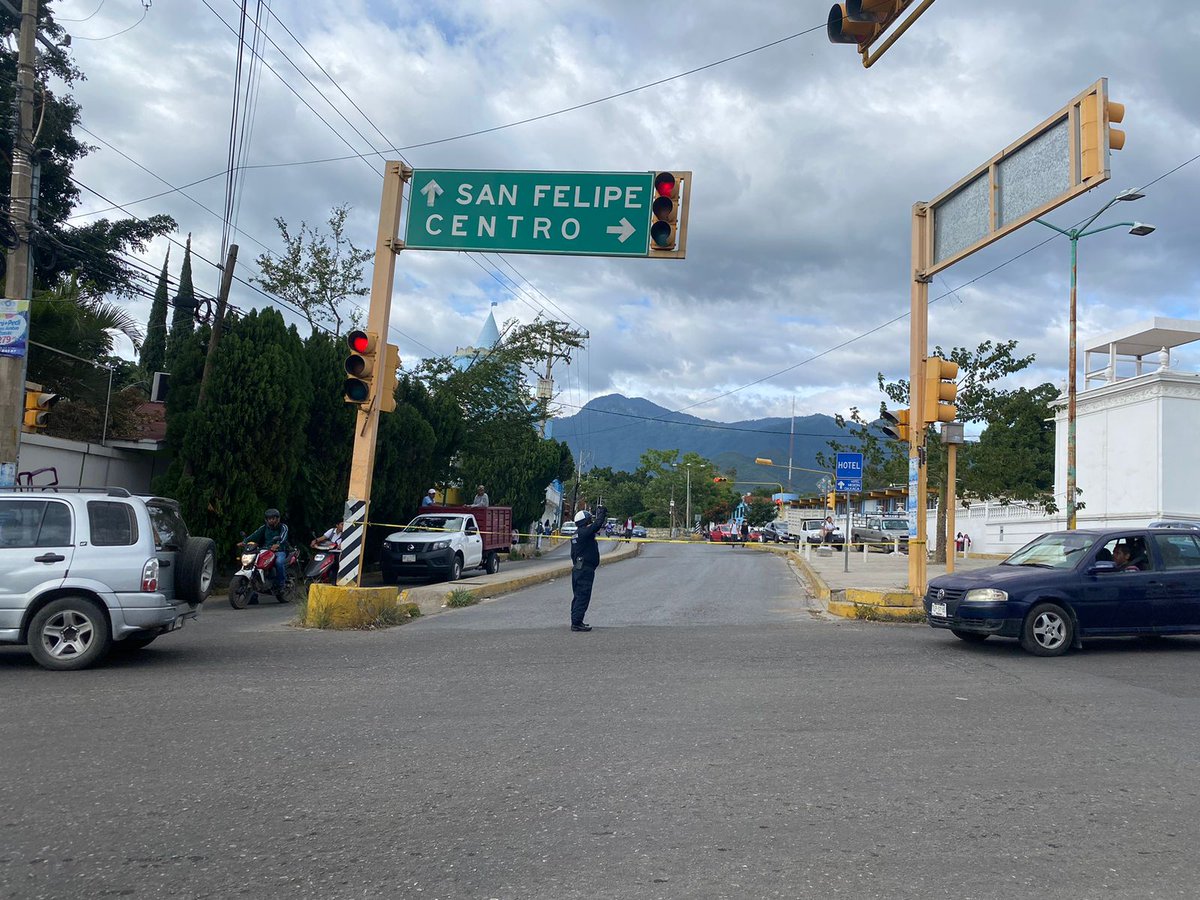 CentralQNoticia's tweet photo. #AlertaVial / Se encuentra cerrada la circulación en Calzada San Felipe del Agua dirección a San Felipe, por bloqueo de normalistas a la altura del #CRENO, tome sus precauciones. @PolVial_GobOax se encuentra desviando a los automovilistas.
#Noticias #Oaxaca https://t.co/u3CNKjhNBU