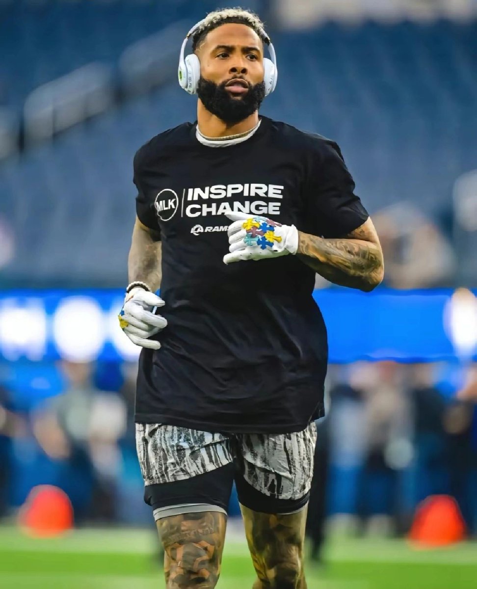 lisha0104's tweet photo. External artist obj#Champion #GameDay  #TrainingCamp #Draft #Offense #Defense 
#WideReceiver #RunningBack #Quarterback #Touchdown #Football #SuperBowl #NFL #Rugby #BroncosCountry #NCAA #love #instagood #photooftheda #fashio #beautiful #happ #cute #tbt #followme #picoftheday https://t.co/F76kaXt1Pz