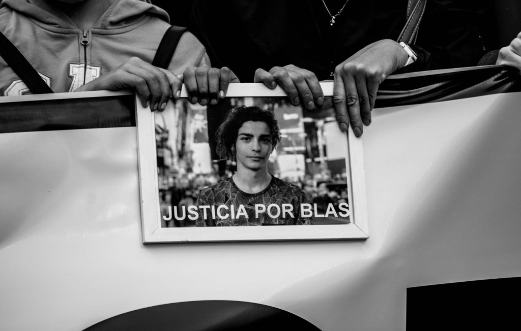 <a href="/solelaciar/">Sole Laciar</a> <a href="/blascorreas/">Blas Correas</a> Quando a ambulância chegou no local, constataram que Blas já estava sem vida. Em depoimento, os oficiais que dispararam alegaram haverem sido alertados por motociclistas sobre um veículo que estava fazendo manobras perigosas. No julgamento, os motociclistas negaram a versão.