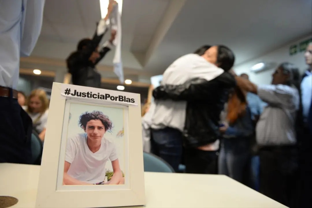 <a href="/solelaciar/">Sole Laciar</a> <a href="/blascorreas/">Blas Correas</a> Durante as investigações foi constatado que os oficiais Lucas Gómez e Javier Alarcón efetuaram seis disparos, sendo que dois partiram de Gómez e Alarcón, quatro. Cinco desses acertaram o carro em que estavam os jovens. Em março deste ano, 11 agentes foram condenados pelo crime.