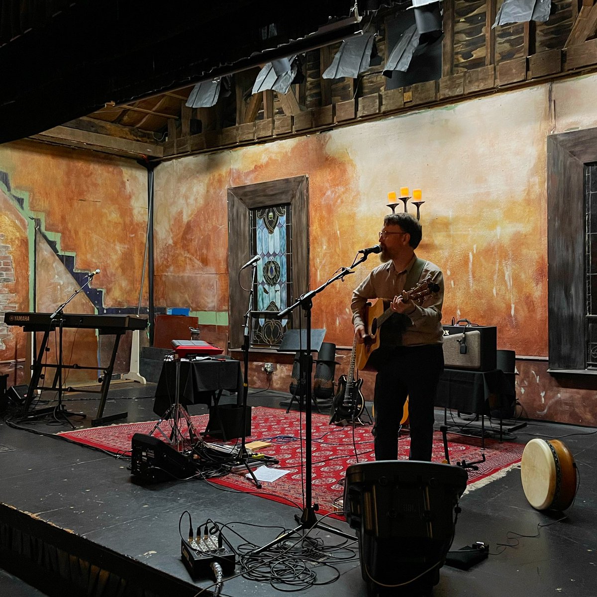 sarahmcquaid's tweet photo. @endareilly (originally from #Tallaght, #Dublin, now living here in #Michigan) sounding lovely #soundchecking (on a #DADGAD-tuned #guitar, no less) at @ththeatre1. So good to be back here again &amp; so delighted &amp; honoured to have Enda as my support act! #endareilly https://t.co/kgiJ0ig2pH